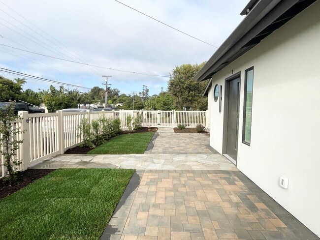 Building Photo - 1093 N Vulcan Ave