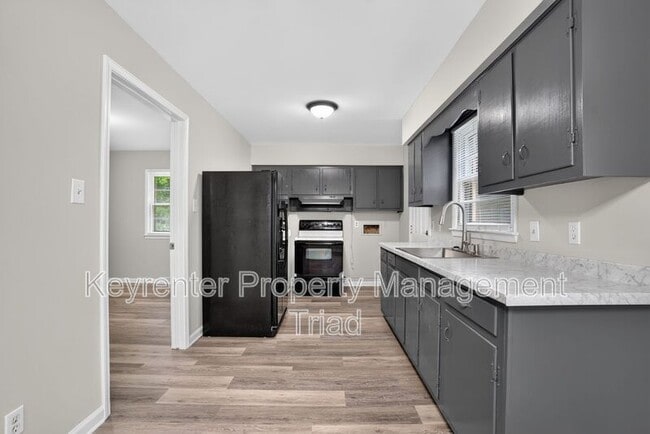 Building Photo - 300 Martingale Dr