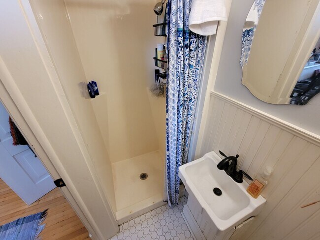 Building Photo - AVAILABLE SEPTEMBER - Charming 1 Bed 1 Bat...