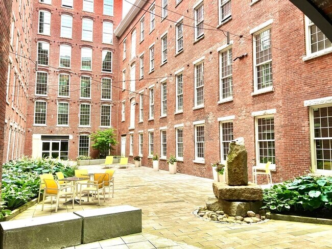 Building Photo - 130 John St