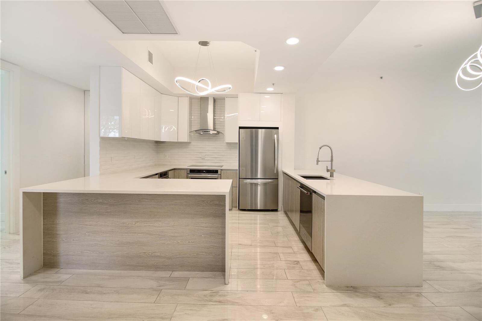 Building Photo - 14951 Royal Oaks Ln