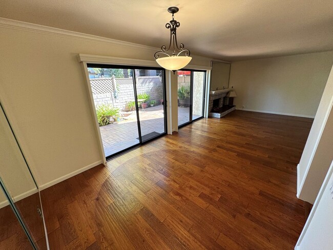 Building Photo - Remodeled County Square Villa Townhome- Fe...