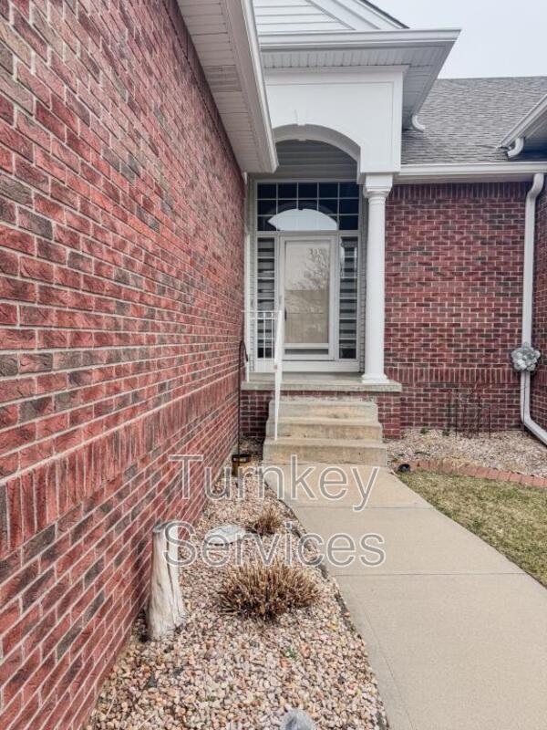 Building Photo - 717 Villa Plaza