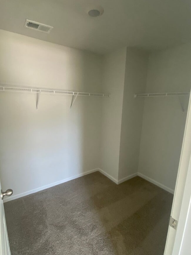 Building Photo - **$1000 off first months rent with acceptable credit and application**