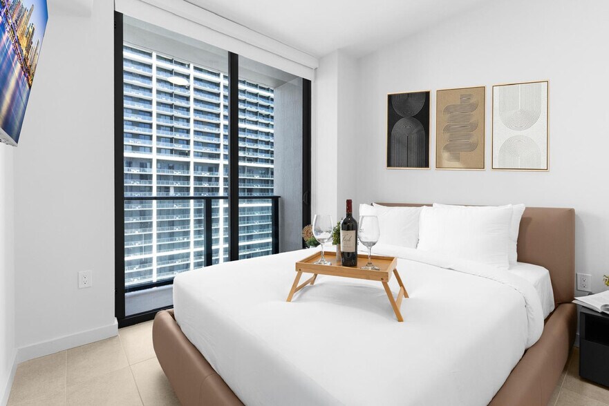 Building Photo - 501 NE 1st Ave