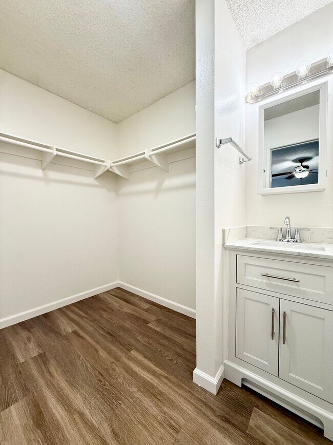 Building Photo - 2350 Sea Breeze Dr