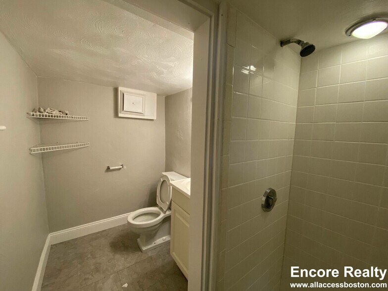 Building Photo - 216 Banks St