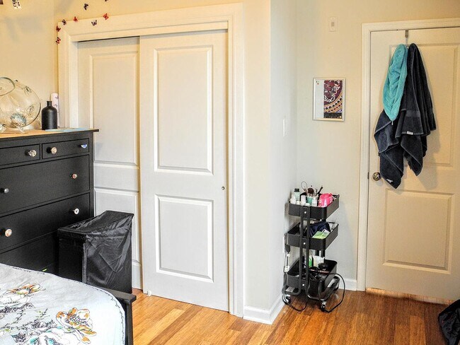 Building Photo - 1509 W Girard Ave