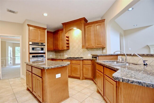 Building Photo - 14010 Norhill Pointe Dr