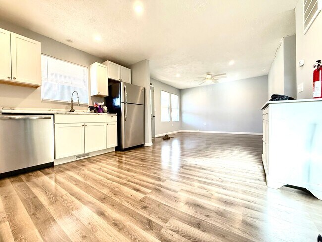 Building Photo - 424 N Hay St