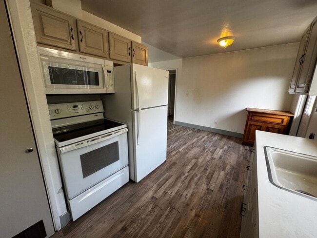 Building Photo - Spacious 2 Bed 1 Bath Home!