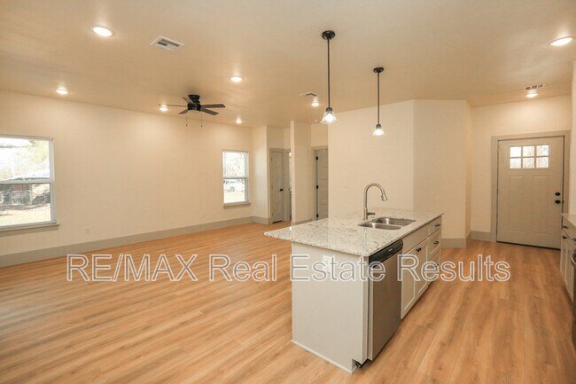 Building Photo - 655 N Genevieve Ave