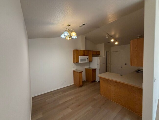 Building Photo - 104-108 E Jadynn Ct