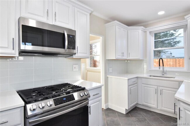 Building Photo - 19 Longmeadow Rd