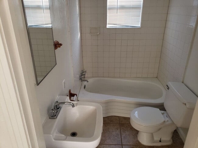 Building Photo - Affordable 1bed/1bath Duplex in Riverbank, 1st month free with 1 year lease.