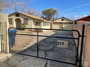 Building Photo - Tehachapi City 3+1 car garage & fenced yard