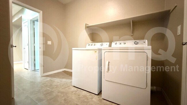 Building Photo - 987 W Deoni Trail