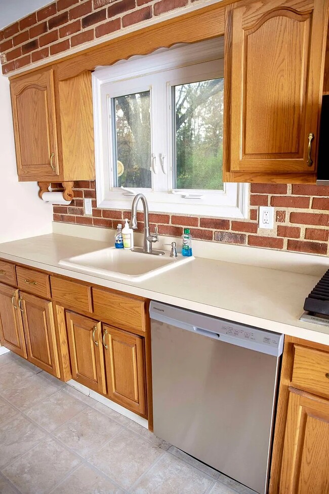 Building Photo - 15 Van Wyck Dr