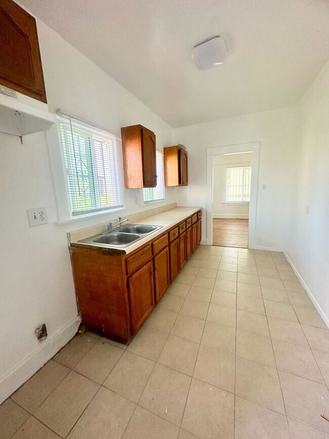 Building Photo - 732-738 Gaviota LB