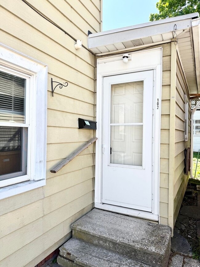 Building Photo - Cozy and conveniently located 1 bedroom, 1 bathroom first-floor apartment with a private entrance!