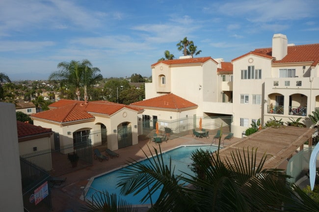 Beautiful luxurious pool - 5500 Torrance Blvd