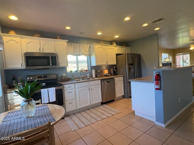 Building Photo - 10238 S Honeysuckle Dr