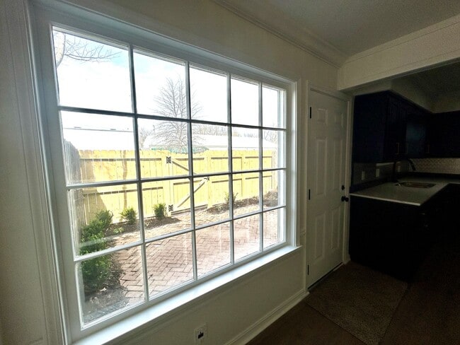 Building Photo - Well appointed 2 bed, 2.5 bath Townhouse Partial Utilities Included!
