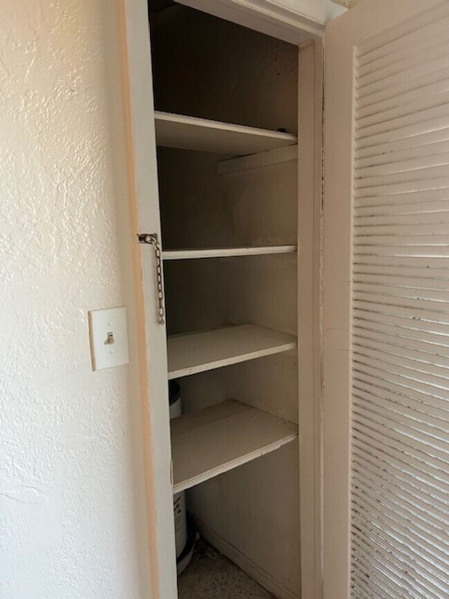 Building Photo - Well maintained 1/1 centrally located