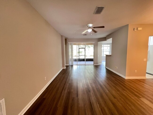 Building Photo - Great townhouse -  available now!