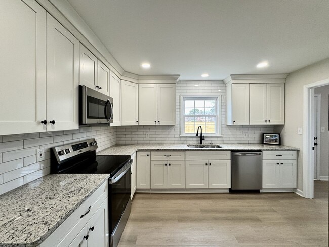 Building Photo - Fully-Renovated Ranch Home Available 03-19-26! Fenced Backyard - Pet Friendly - Washer & Dryer In...