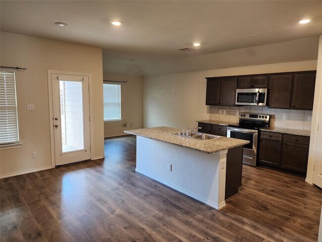 Building Photo - 503 Silo Cir