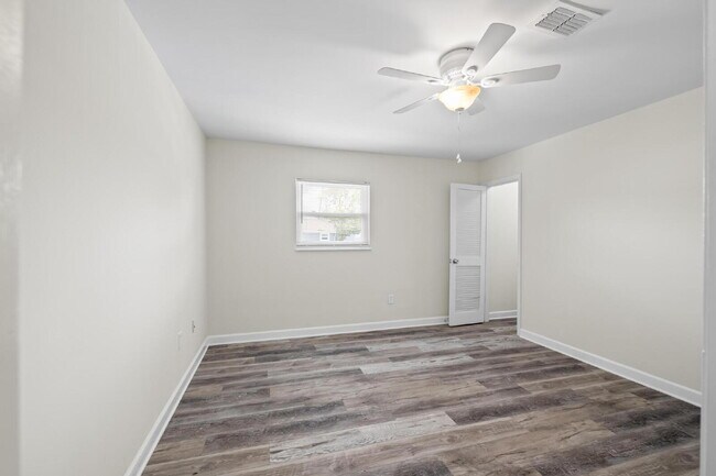 Building Photo - 11359 Bedford Oaks Dr