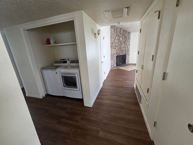 Building Photo - Adorable 3 Bed/2 Bath Paseo Village Townhome