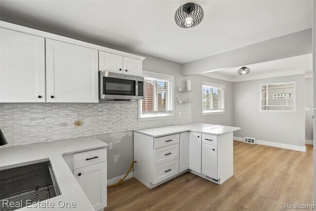 Building Photo - 6118 Amboy St