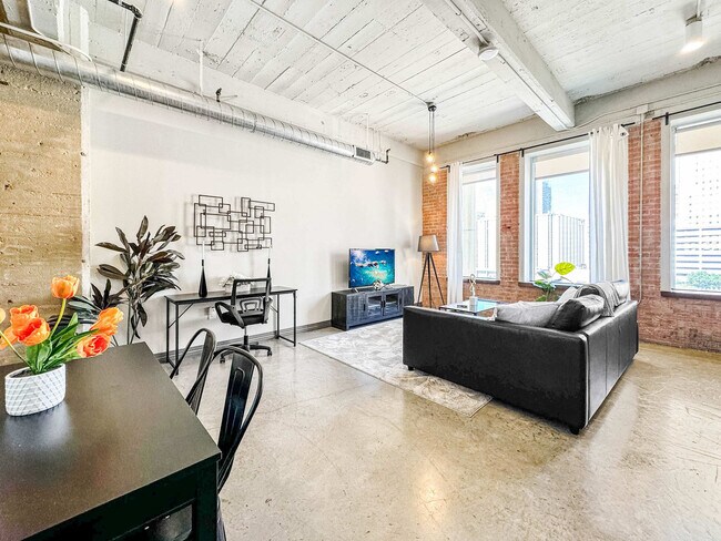 Building Photo - 555 Evergreen St