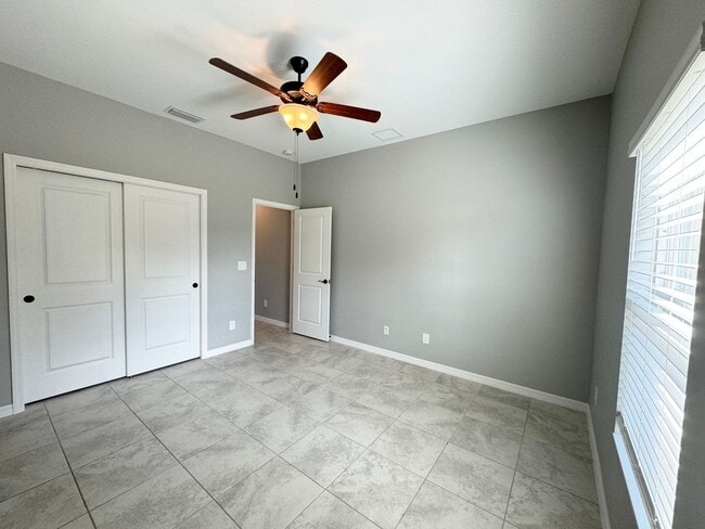 Building Photo - 3 Bed + Den with 2 Baths & 2 Car Garage