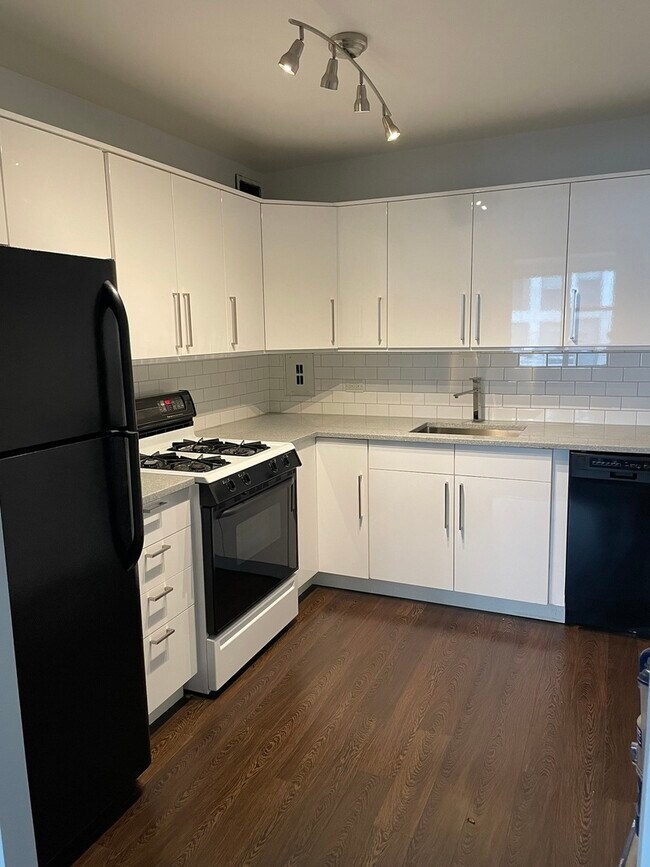 Building Photo - 253 E Delaware Pl