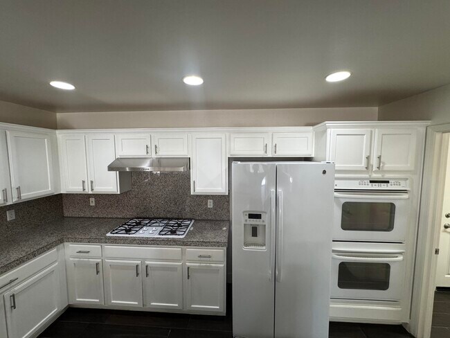 Building Photo - 74081 W Petunia Pl