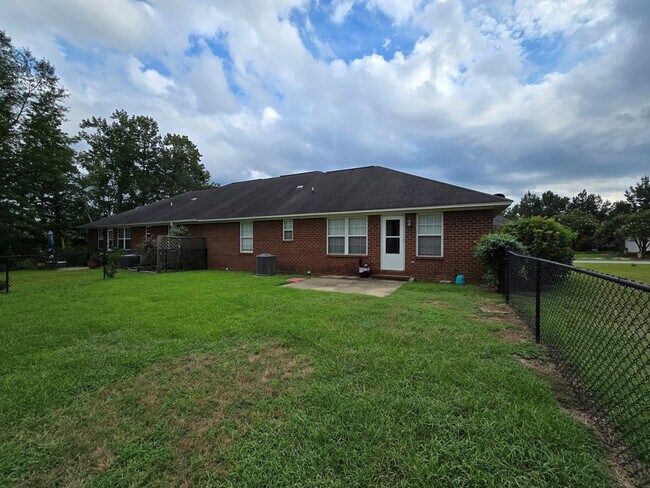 Building Photo - 3563 Beacon Dr