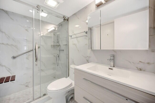 Building Photo - 540 Brickell Key Dr