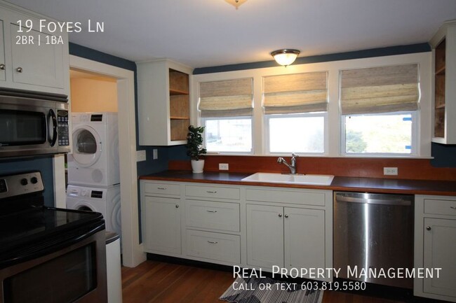 Building Photo - Cozy and Quaint 2 BD Kittery Point Cottage!