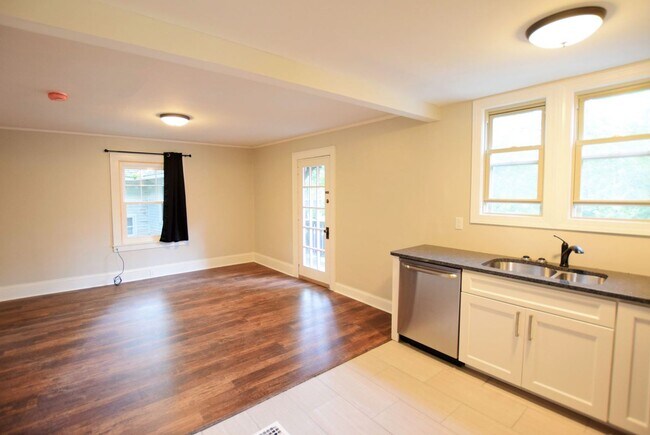 Building Photo - Two Bedroom Two Bath 112 Quarry