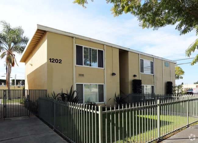 Building Photo - 1202-1210 E Borchard Ave