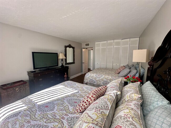 Building Photo - 1147 Hillsboro Mile