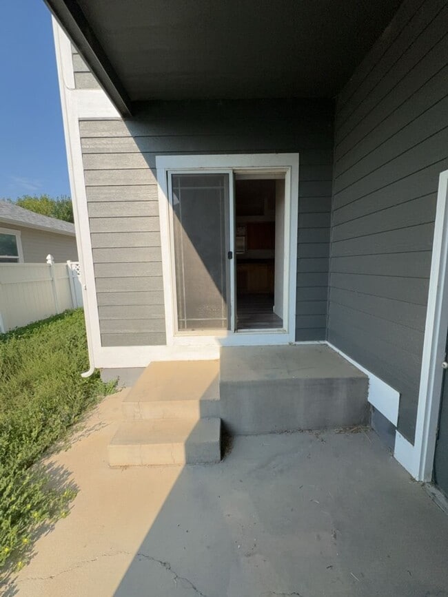 Building Photo - Spacious 3 Bed, 2.5 Bath Home with Oversiz...