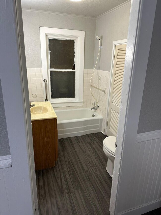 Building Photo - For Rent: 3 Bed / 1 Bath Home in Oconto