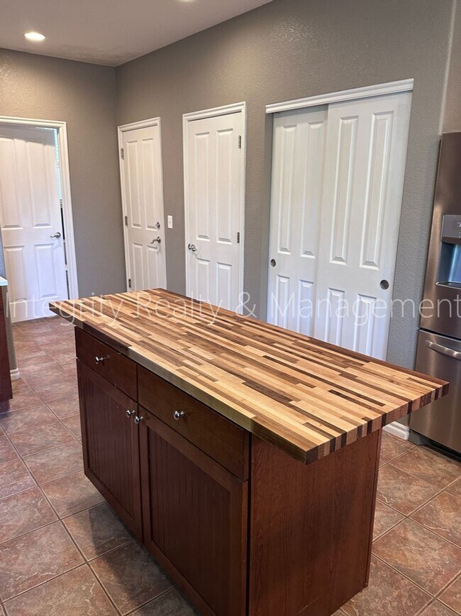 Building Photo - 10644 Wildhurst Cir