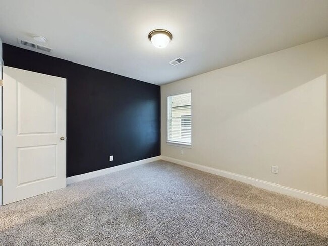 Building Photo - 3 Bed/2.5 Bath Beautiful Newer Constructio...