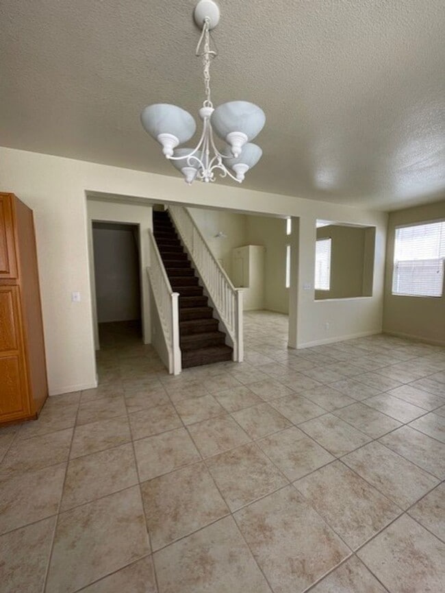 Building Photo - MOVE-IN READY 4BR/3BA SINGLE FAMILY HOME I...