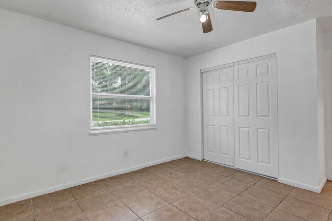 Building Photo - Freshly Updated 2-Bedroom Home with Stainless Steel Appliances & Private Patio – Ocala, FL